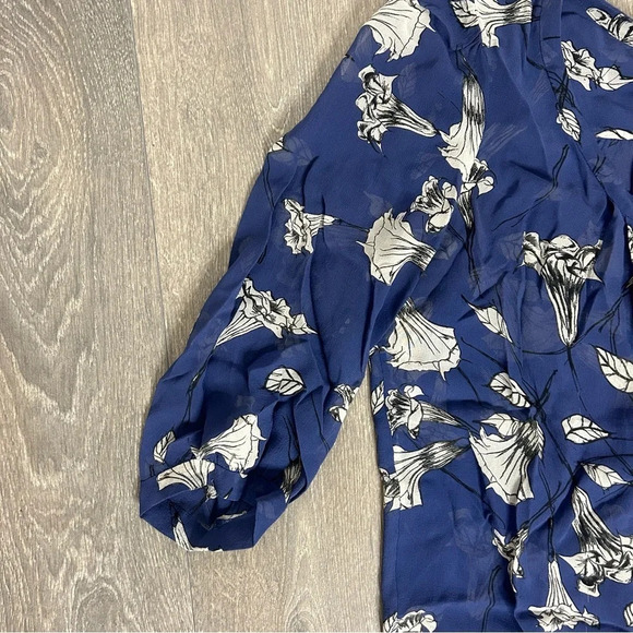 Aritzia Babaton Floral Blouse 3/4 length sleeve top buttons Purple Size Medium - Picture 5 of 16